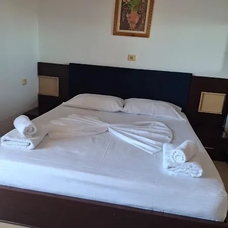 Noel & Lea Ксамил